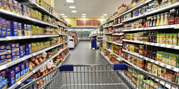 Punonjësja pa eksperiencë parandalon pa dashje grabitjen e supermarketit, sepse nuk dinte të hapte arkën e parave