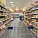 Punonjësja pa eksperiencë parandalon pa dashje grabitjen e supermarketit, sepse nuk dinte të hapte arkën e parave