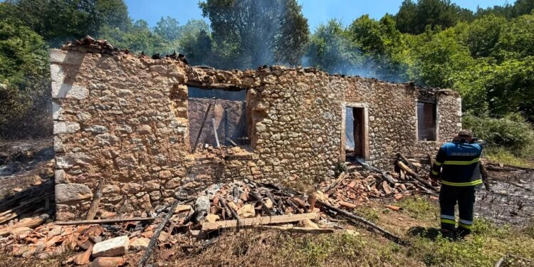 Pushimet u kthyen në tragjedi: Përcillen 24-vjeçarja dhe dy fëmijët; nëna thotë për probleme në çift