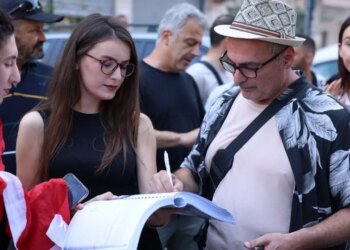 Qytetarët protestojnë para SPAK dhe dorëzojnë padinë për The Albanian Files