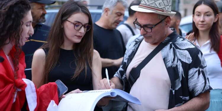 Qytetarët protestojnë para SPAK dhe dorëzojnë padinë për The Albanian Files
