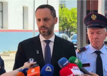 Qytetarët sulmuan punonjësit e Policisë dhe dëmtuan makinat, reagon Lamallari: Janë vandalë jo protestues