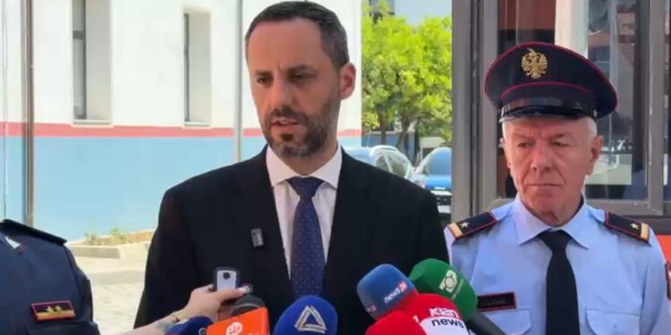Qytetarët sulmuan punonjësit e Policisë dhe dëmtuan makinat, reagon Lamallari: Janë vandalë jo protestues