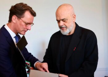 Rama viziton Gjermaninë dhe takohet me kryeministrin e landit Nordrhein-Westfalen; bëhen publike bisedimet