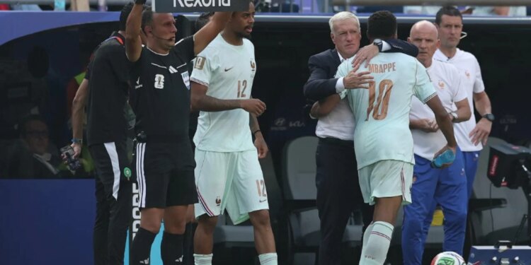 Reagon trajneri Deschamps për dëmtimin e Mbappe ndaj Marokut: Ka dhimbje në kyçin e këmbës, por…