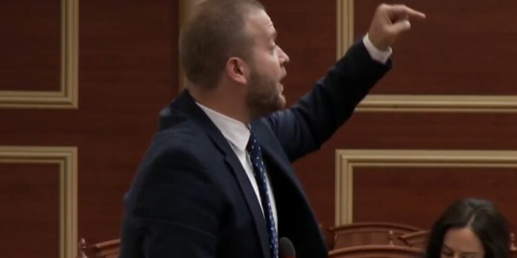 Redi Muçi përplaset sërish me Ardit Bidon në Kuvend: Përçarjen e popullit shqiptar s’e bën dot