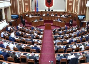Rinis seanca plenare pas bllokimit të foltores nga deputetët e PD dhe dy ndërprerjeve