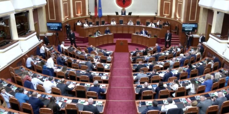 Rinis seanca plenare pas bllokimit të foltores nga deputetët e PD dhe dy ndërprerjeve