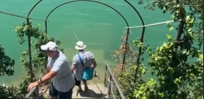 Rriten turistët në Gramsh: Liqeni i Banjës, kulinaria dhe rruga e re kanë ndryshuar gjithçka