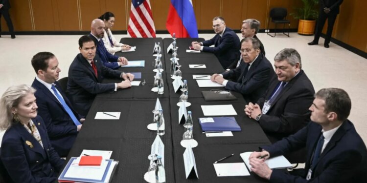 Rusia zemërohet me SHBA, Lavrov i ankohet Rubios: Boll furnizuat Kievin me armë