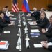Rusia zemërohet me SHBA, Lavrov i ankohet Rubios: Boll furnizuat Kievin me armë