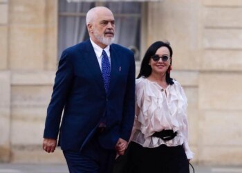 Samiti i Koalicionit të Vullnetmirëve: Rama ndan pamjet pas darkës me Macron, shoqëruar nga bashkëshortja
