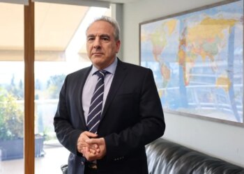 Sekretari grek për Sigurinë Kombëtare bie pre e mashtrimit nga dy humoristë rusë