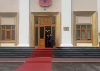 Shehaj rikthehet në Kuvend: Nuk erdhi Rama sot, ndaj më lanë të hyj dhe shkëmben batuta me gazetarët