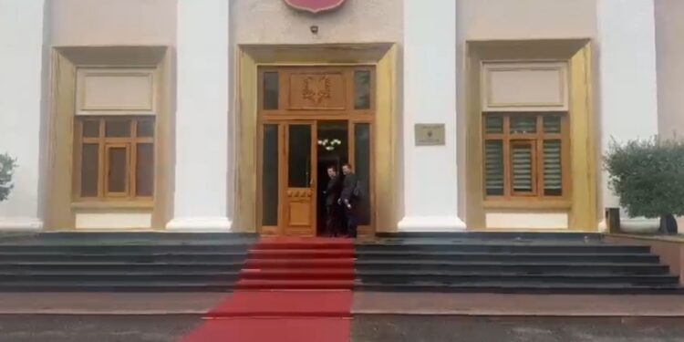 Shehaj rikthehet në Kuvend: Nuk erdhi Rama sot, ndaj më lanë të hyj dhe shkëmben batuta me gazetarët