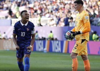 Shkëndija në fund të Francë-Paraguaj, Mbappe feston në fytyrën e Gill pas goditjes me top