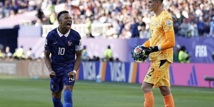 Shkëndija në fund të Francë-Paraguaj, Mbappe feston në fytyrën e Gill pas goditjes me top