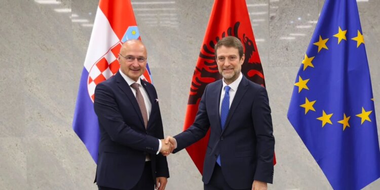 Shqipëria i përgjigjet Vuçiçit — ministri Hoxha takon homologun kroat: retorika nacionaliste s’mund të tërheqë rajonin