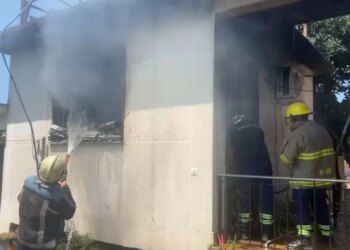Shtëpia përfshihet nga flakët në një fshat të Lushnjes, dyshohet shkëndijë elektrike