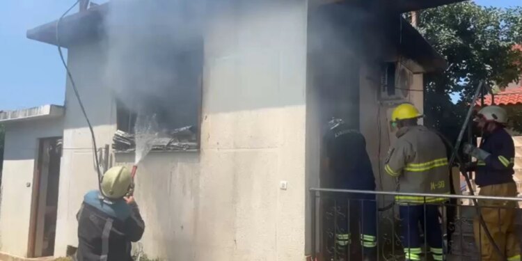 Shtëpia përfshihet nga flakët në një fshat të Lushnjes, dyshohet shkëndijë elektrike
