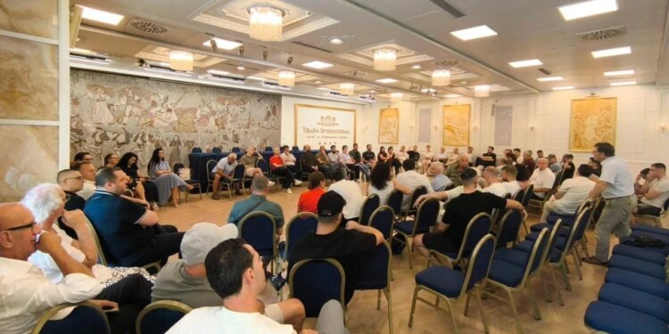 Si u zgjodh grupi nismëtar dhe krijimi i Kuvendit Kombëtar: debate mes organizatorëve e mbështetësve