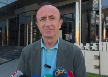 Siguria ushqimore në sezonin turistik: Kryeinspektori Sula, takim me inspektorët e Fierit, paralajmëron kontrolle të shtuara
