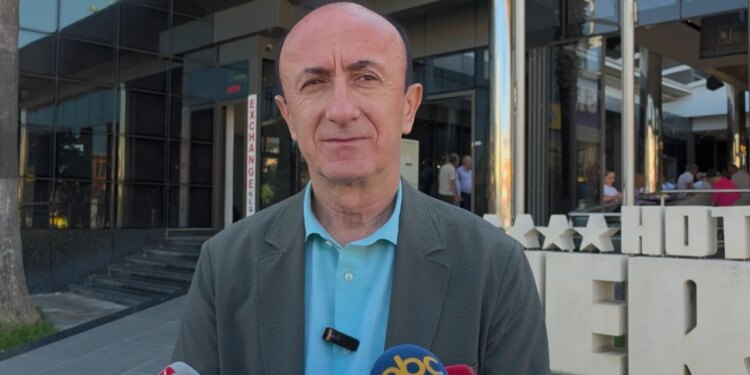 Siguria ushqimore në sezonin turistik: Kryeinspektori Sula, takim me inspektorët e Fierit, paralajmëron kontrolle të shtuara