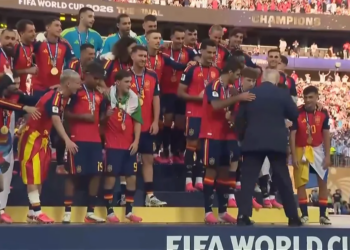 Sikleti në ceremoni: Trump dorëzon Kupën e Botës, Rodri e largon gjatë ngritjes së trofeut nga Spanja