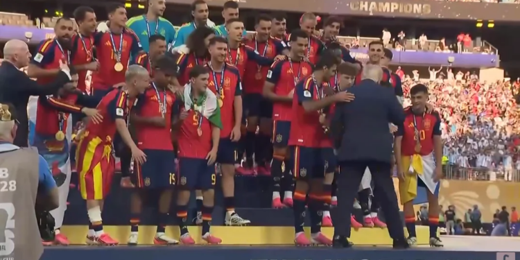 Sikleti në ceremoni: Trump dorëzon Kupën e Botës, Rodri e largon gjatë ngritjes së trofeut nga Spanja