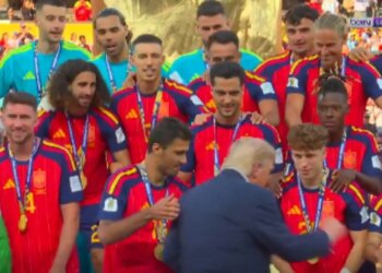 Sikleti në ceremoninë e trofeut — Trump tenton të dalë në foto, Rodri e largon (VIDEO)