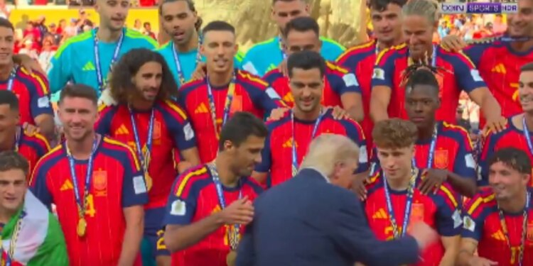 Sikleti në ceremoninë e trofeut — Trump tenton të dalë në foto, Rodri e largon (VIDEO)