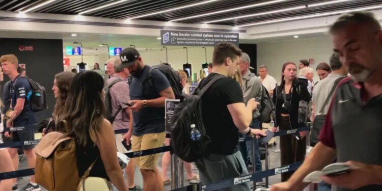 Sistemi i ri kufitar i BE-së trefishon kohën e kontrollit të pasaportave; udhëtarët paralajmërohen