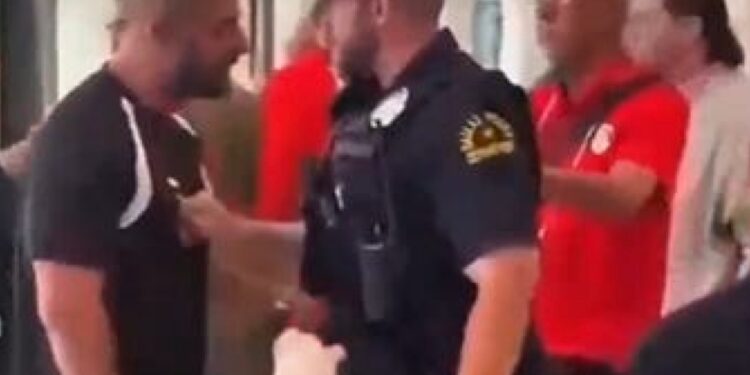 Skandal në Dallas: Policia amerikane sulmon delegacionin egjiptian para ndeshjes vendimtare