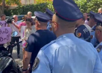 Sot Belinda Balluku në SPAK, para Prokurorisë së Posaçme grumbullohen një grup protestuesish