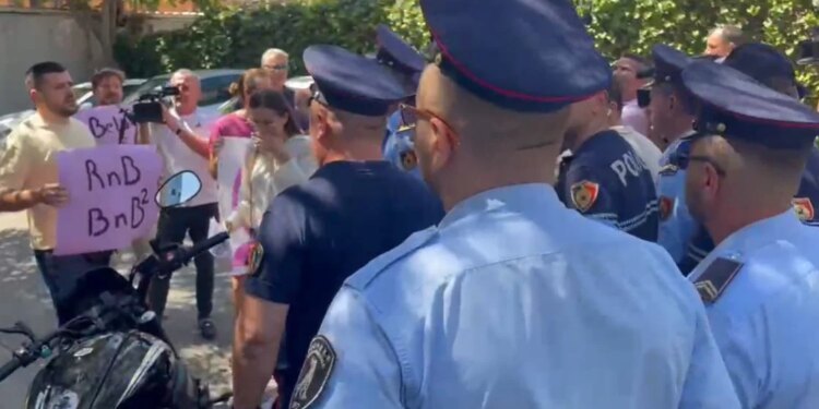 Sot Belinda Balluku në SPAK, para Prokurorisë së Posaçme grumbullohen një grup protestuesish