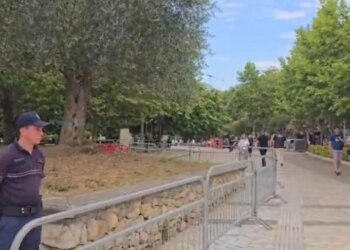 Sot seancë plenare: Kuvendi blindohet, deputetët dhe ministrat mbërrijnë më herët në Parlament