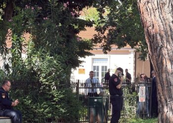 Sot seancë plenare: Kuvendi rrethohet me gardh metalik, deputetët e PS futen nga hyrja anësore