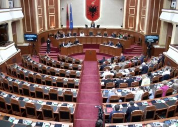 Sot seancë plenare dhe protestë përpara Kuvendit; PD mblidhet për të vendosur rikthimin në parlament