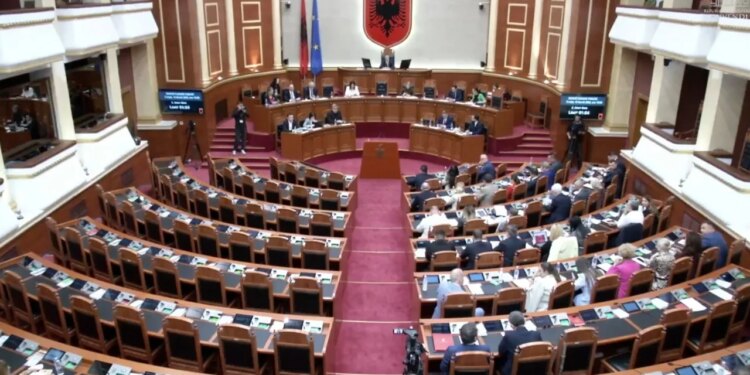 Sot seancë plenare dhe protestë përpara Kuvendit; PD mblidhet për të vendosur rikthimin në parlament