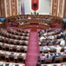 Sot seancë plenare dhe protestë përpara Kuvendit; PD mblidhet për të vendosur rikthimin në parlament