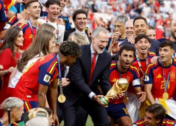 Spanja feston titullin kampion bote, kombëtarja pritet nga Mbreti dhe kryeministri para festës madhështore në Madrid
