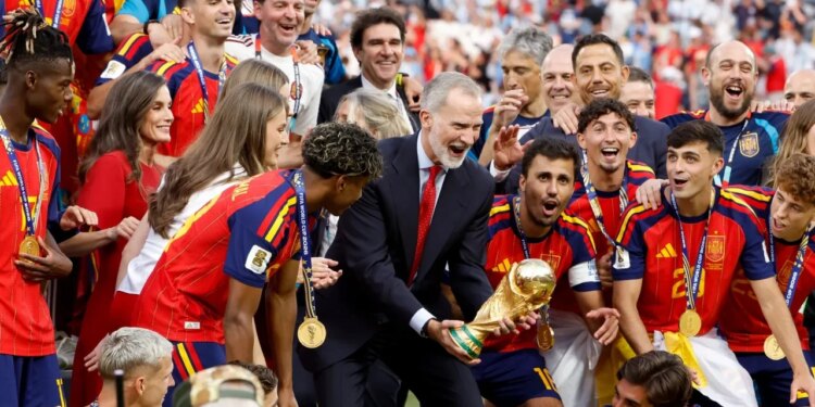 Spanja feston titullin kampion bote, kombëtarja pritet nga Mbreti dhe kryeministri para festës madhështore në Madrid