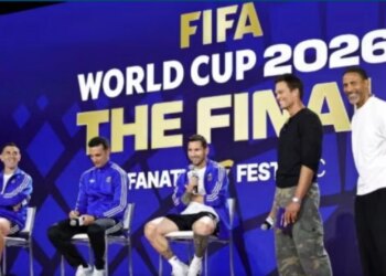 Spanjë-Argjentinë, konferencë spektakël para finales, Djokovic e Tom Brady bëhen gazetarë