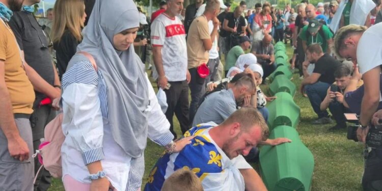 Srebrenica përkujton viktimat në përvjetorin e 31-të të gjenocidit