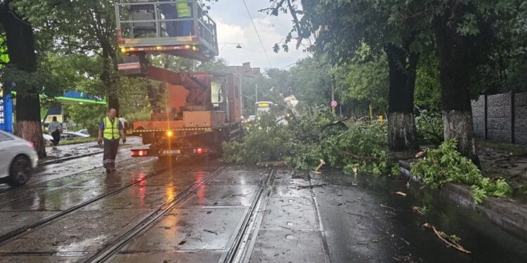 Stuhia e fuqishme godet Rumaninë; një i vdekur, dëme të mëdha në banesa, automjete dhe infrastrukturë