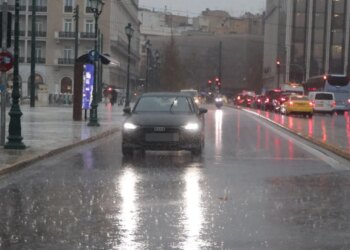 Stuhia e fuqishme përfshin Greqinë; Athina nën reshje dhe rrufetë, mbi 100 mijë shkarkime elektrike