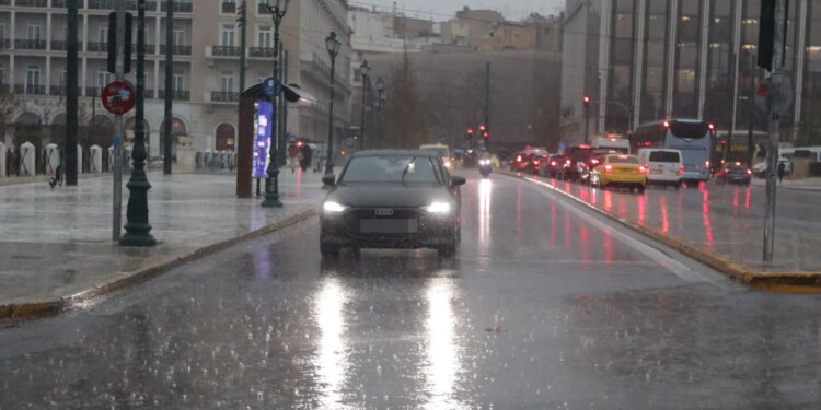 Stuhia e fuqishme përfshin Greqinë; Athina nën reshje dhe rrufetë, mbi 100 mijë shkarkime elektrike