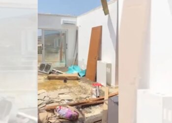 Stuhia në Sarandë: Çatia e pallatit 12-katësh fluturon, 4 familje mbeten pa strehë