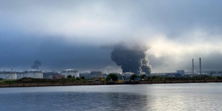 Sulm dronësh ukrainas në Shën Petersburg; terminal nafte goditet, shpërthime dhe zjarre, qyteti lindës i Putinit në alarm