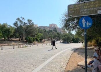 Sulm me thikë pranë Akropolit, Athinë: Plagosen dy turistë amerikanë, autori dyshohet se vuante probleme të shëndetit mendor